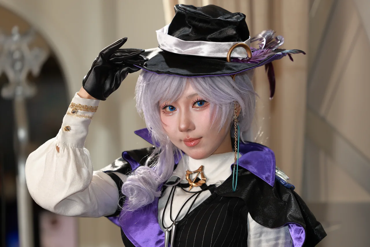 A lavender-haired cosplayer lifting a black-gloved hand to the brim of a hat
